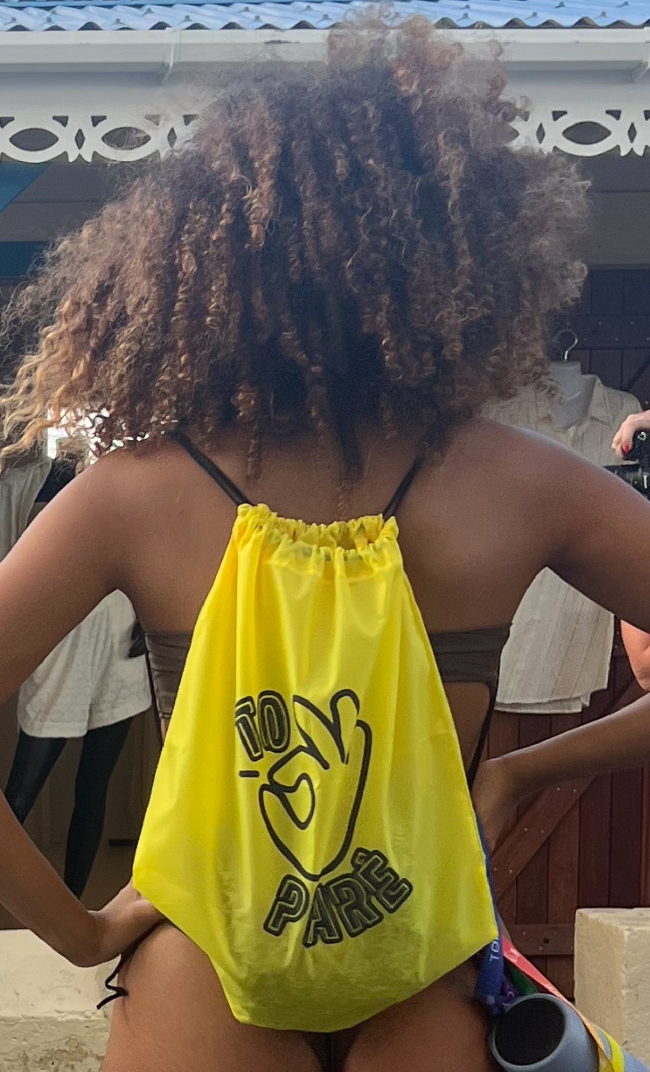 femme portant un sac à dos de carnaval